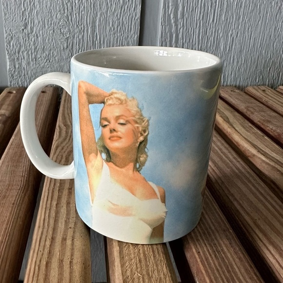Marilyn Monroe Vintage Coffee Mug Tea Cup Centric 1999 Y2K Pinup Collectible - Picture 1 of 11